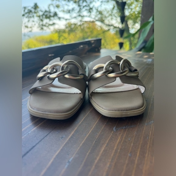 🎉 Bundle 3 for $21 🎉 CCOCCI TAUPE BRONZE CHAIN SANDAL Baylor Slip On Sandal 6.5 - Picture 4 of 10